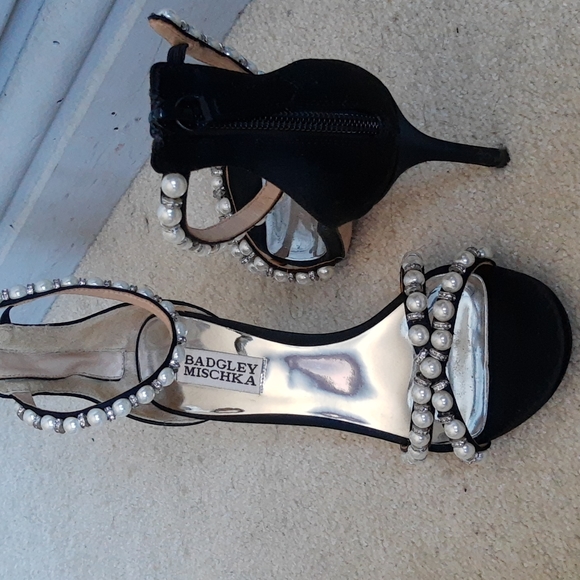 Badgley Mischka Pearl and Rhinestone embellished shoes. Size 5 1/2 - Picture 2 of 3